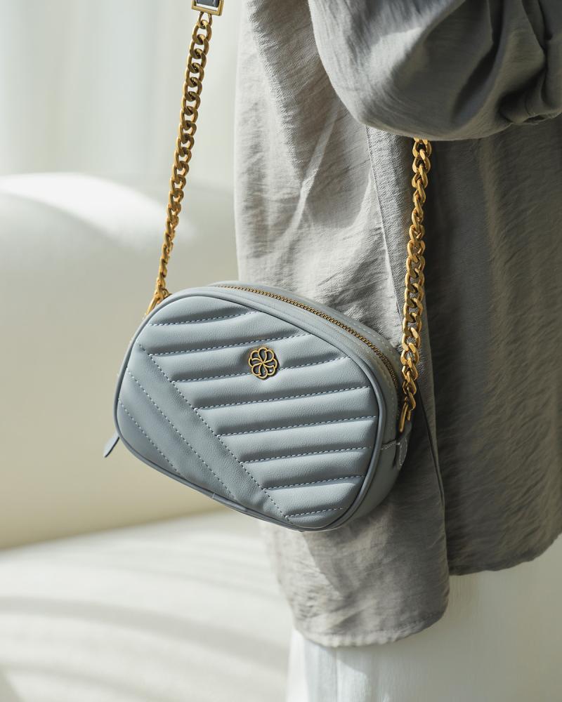 Women's zippered bag in gray