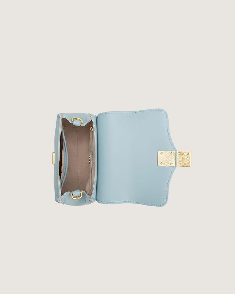 Medium-sized women's bag in light blue