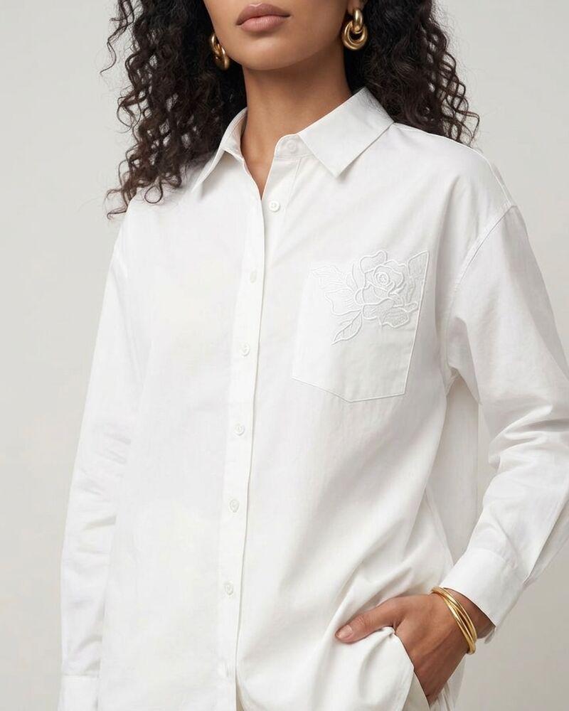 Women’s shirt in white with a classic design