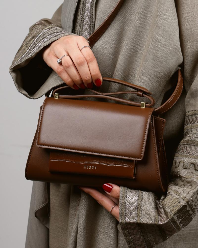 A bag that symbolizes elegance and suits all your looks in brown