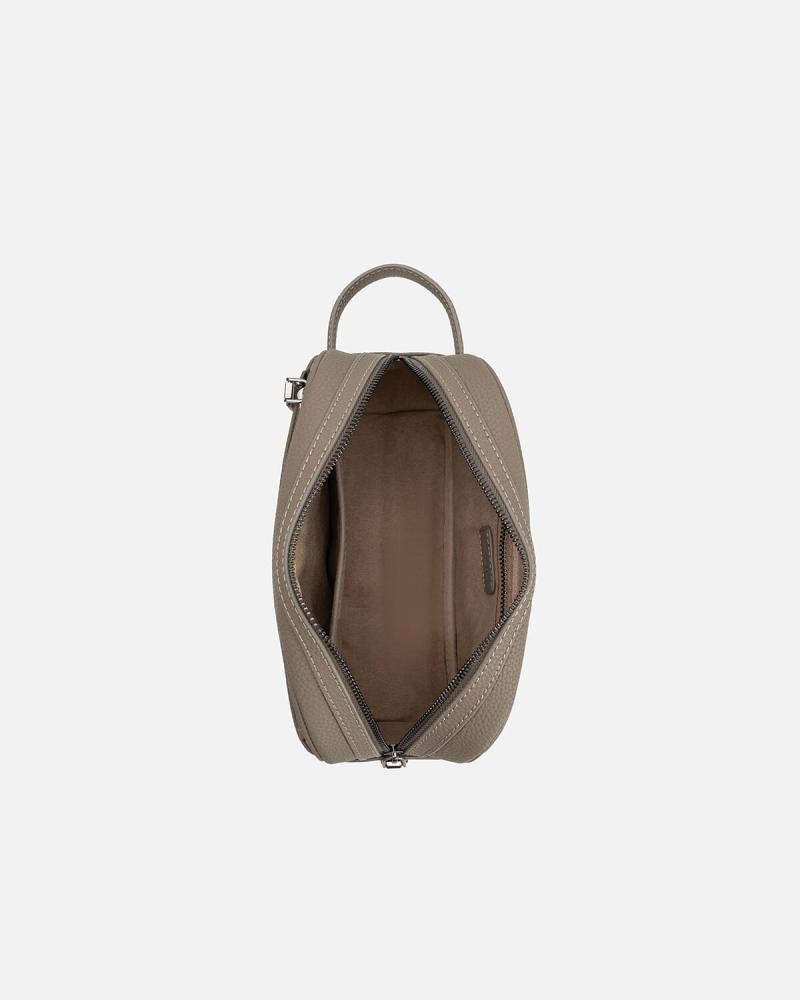 A men's bag that complements your style in an earthy color.