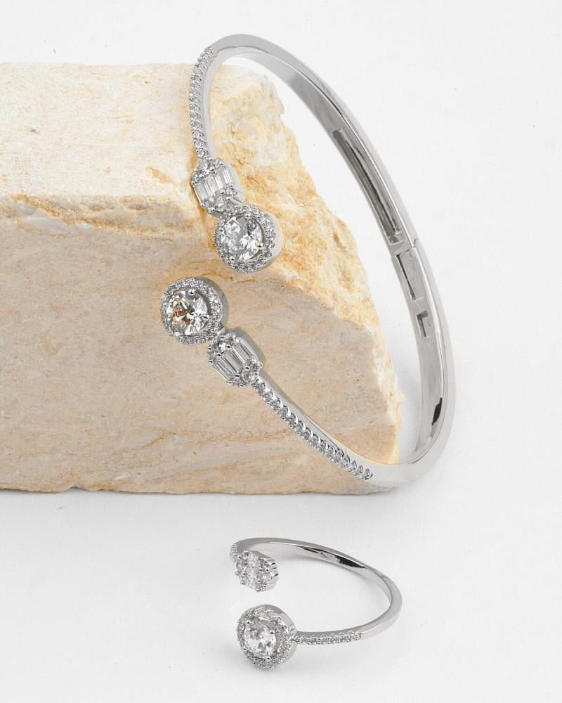 A distinctive women's set in silver