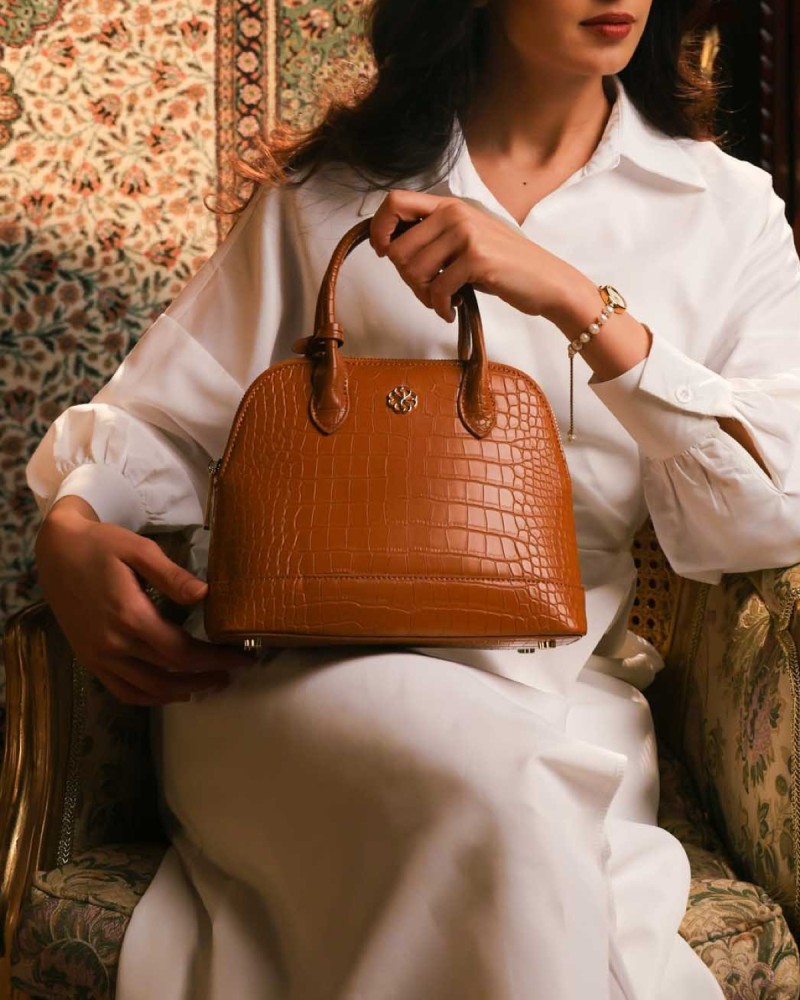 شنطة نسائية أنيقة من الجلد بلون بني