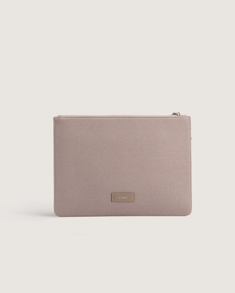 A large bag for a practical look in beige