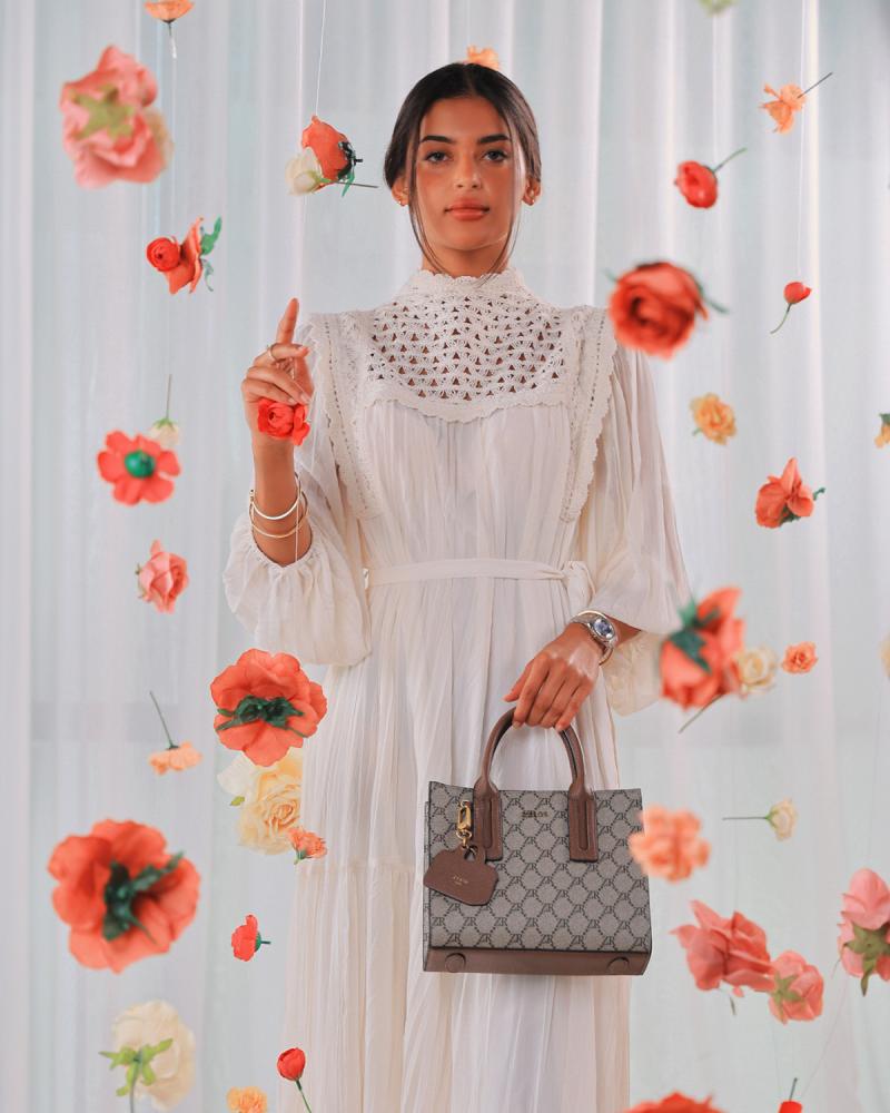 شنطة نسائية بتصميم كلاسيك بلون بني