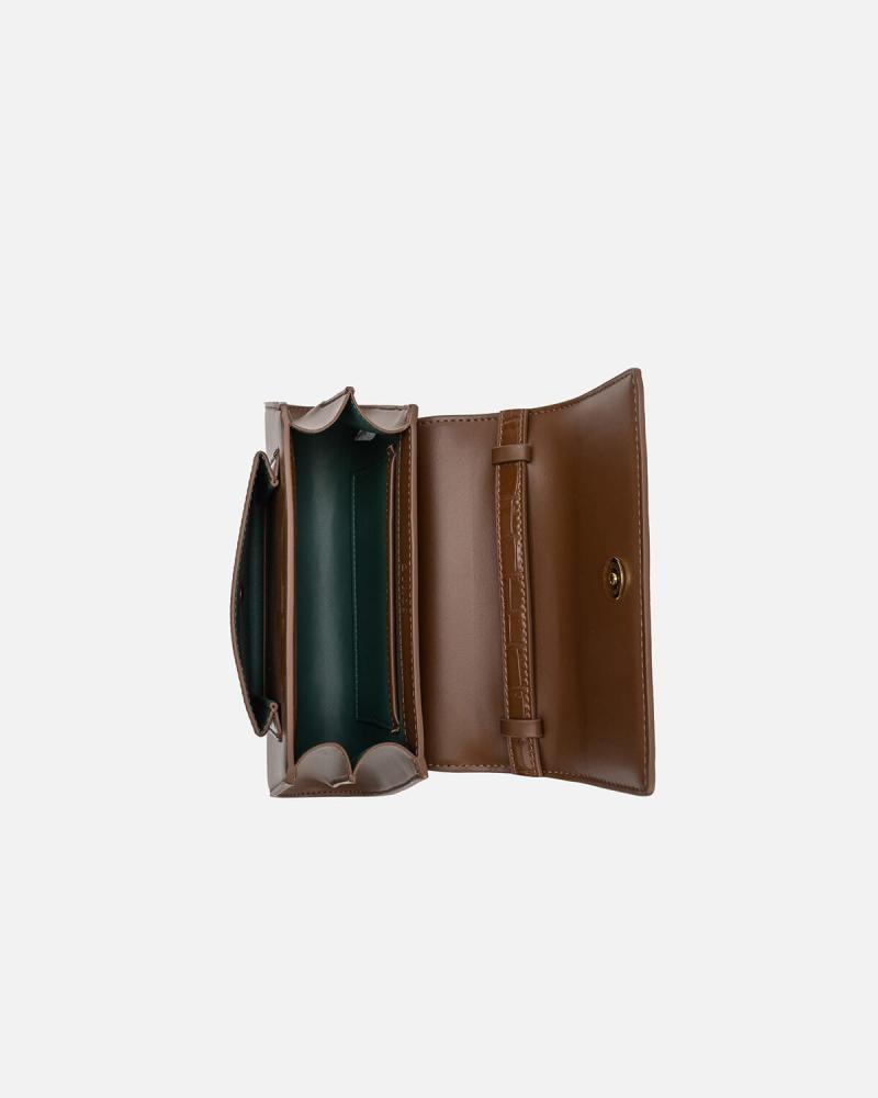 A bag that symbolizes elegance and suits all your looks in brown