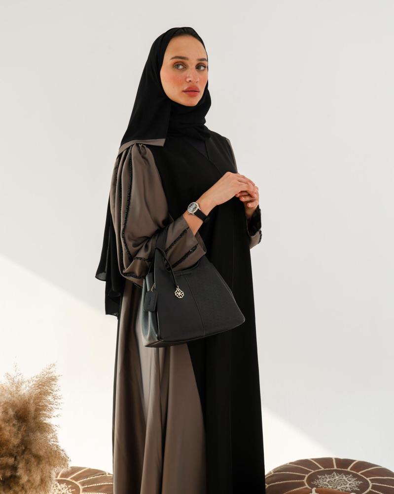 شنطة مميزة بمقاس متوسط بلون أسود