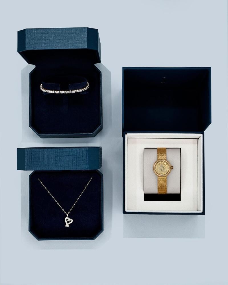 Elegant women's set for every sophisticated lady in gold