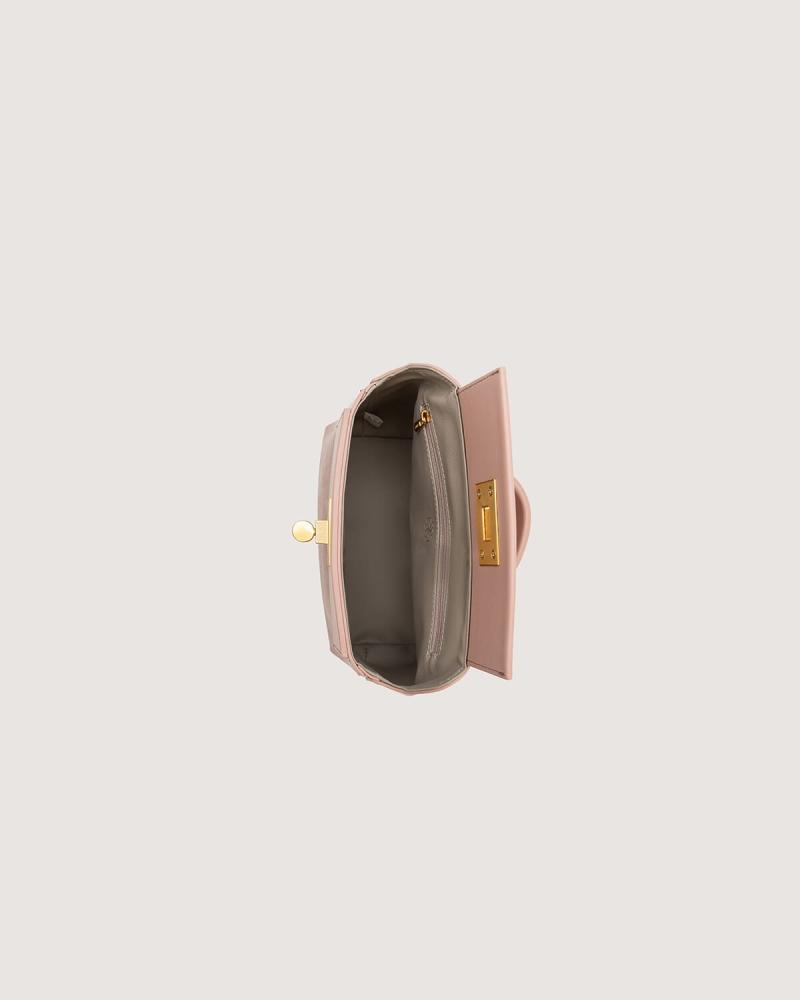 A medium-sized women's bag for your practical look
