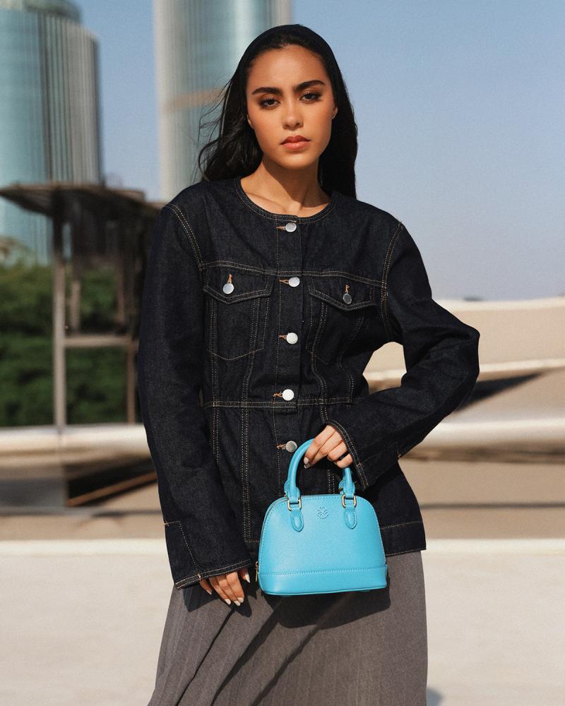 شنطة نسائية بتصميم مميز بلون أزرق