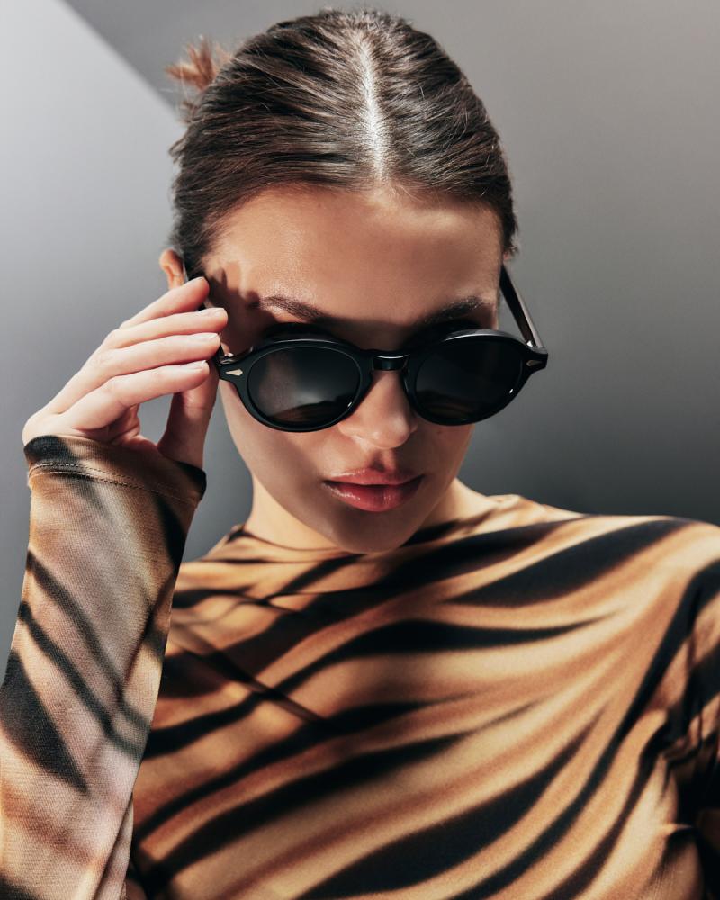 Unisex sunglasses with a luxurious design in black