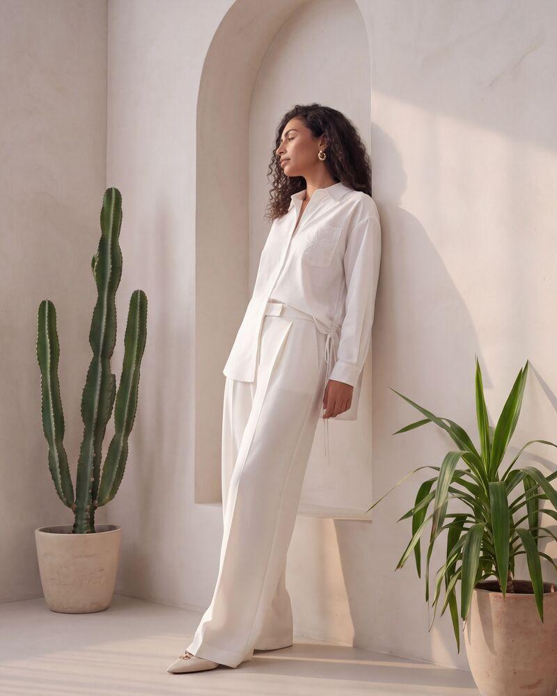 Women’s shirt in white with a classic design