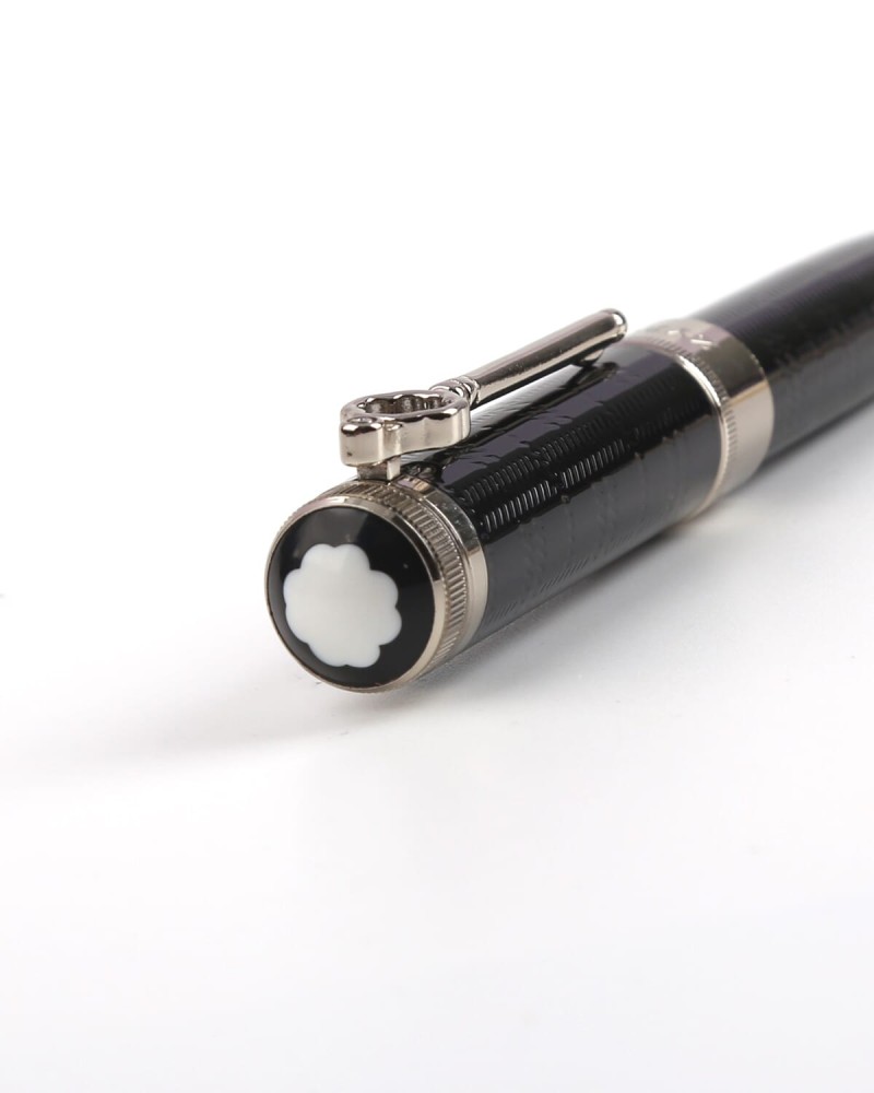 Classic men's pen in black and silver