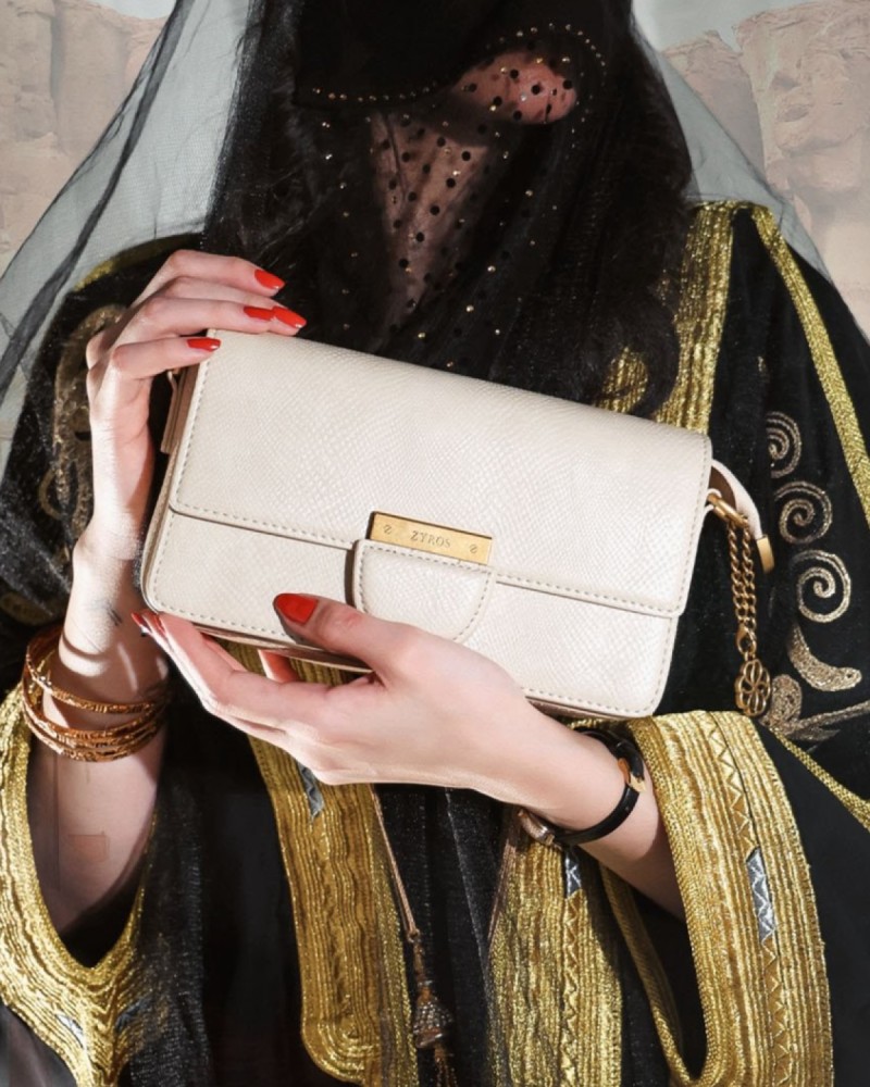 شنطة نسائية بتصميم أنيق بلون بيج