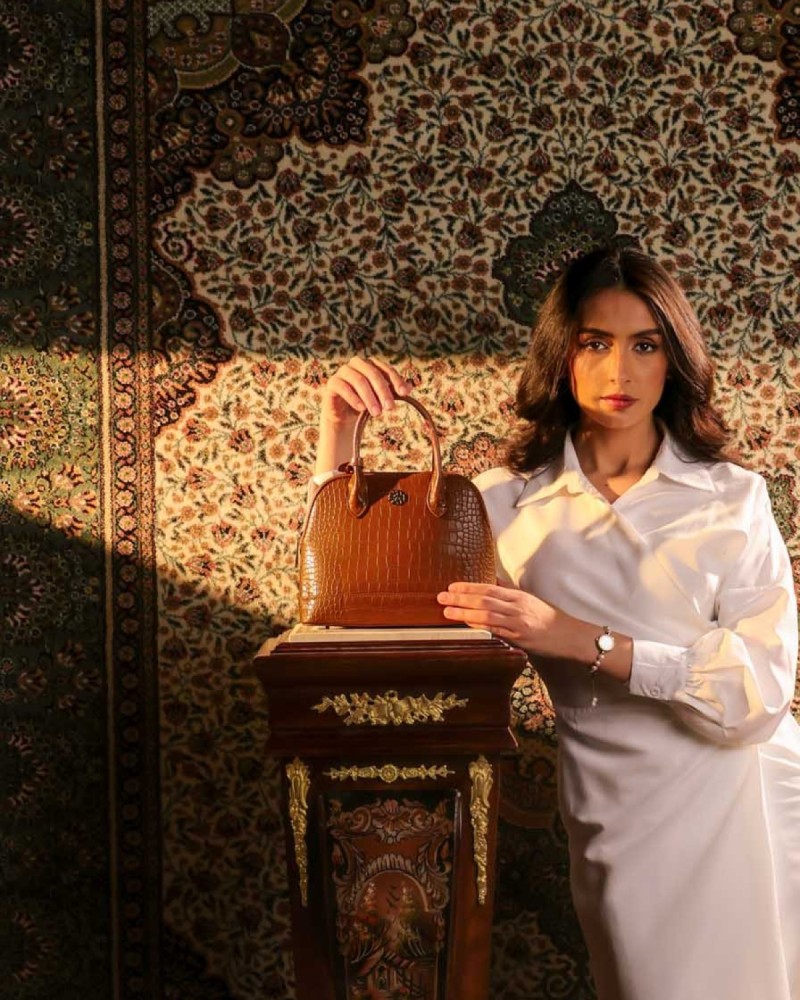 شنطة نسائية أنيقة من الجلد بلون بني