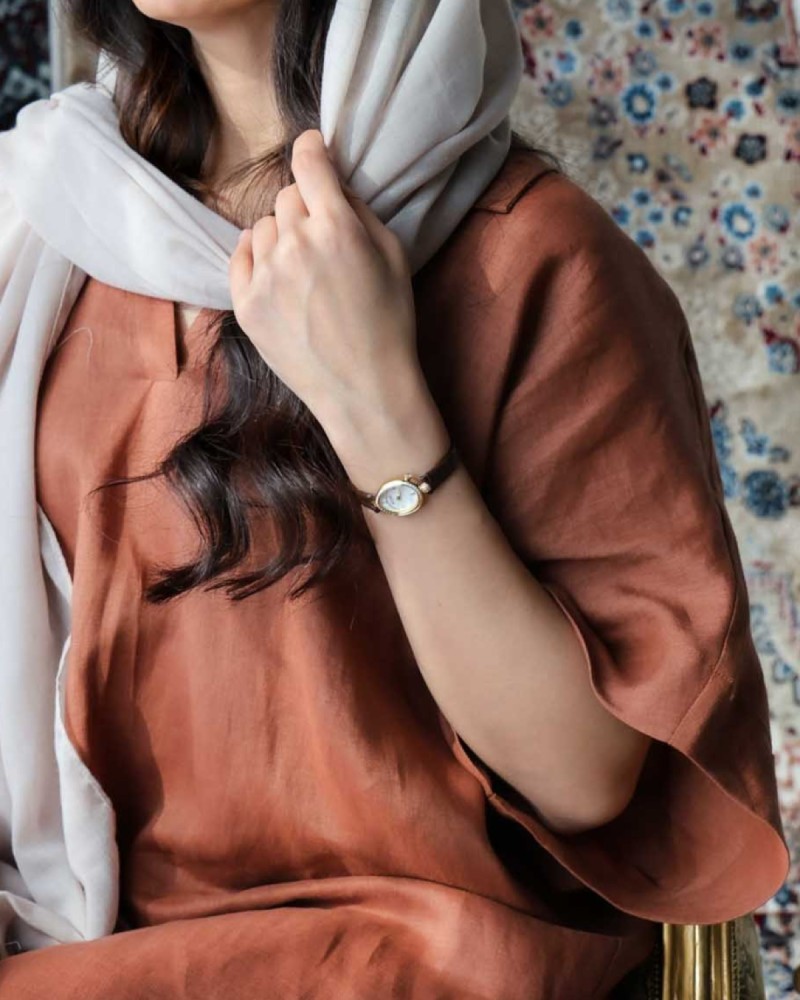 ساعة نسائية بتصميم مثالي بلون بني