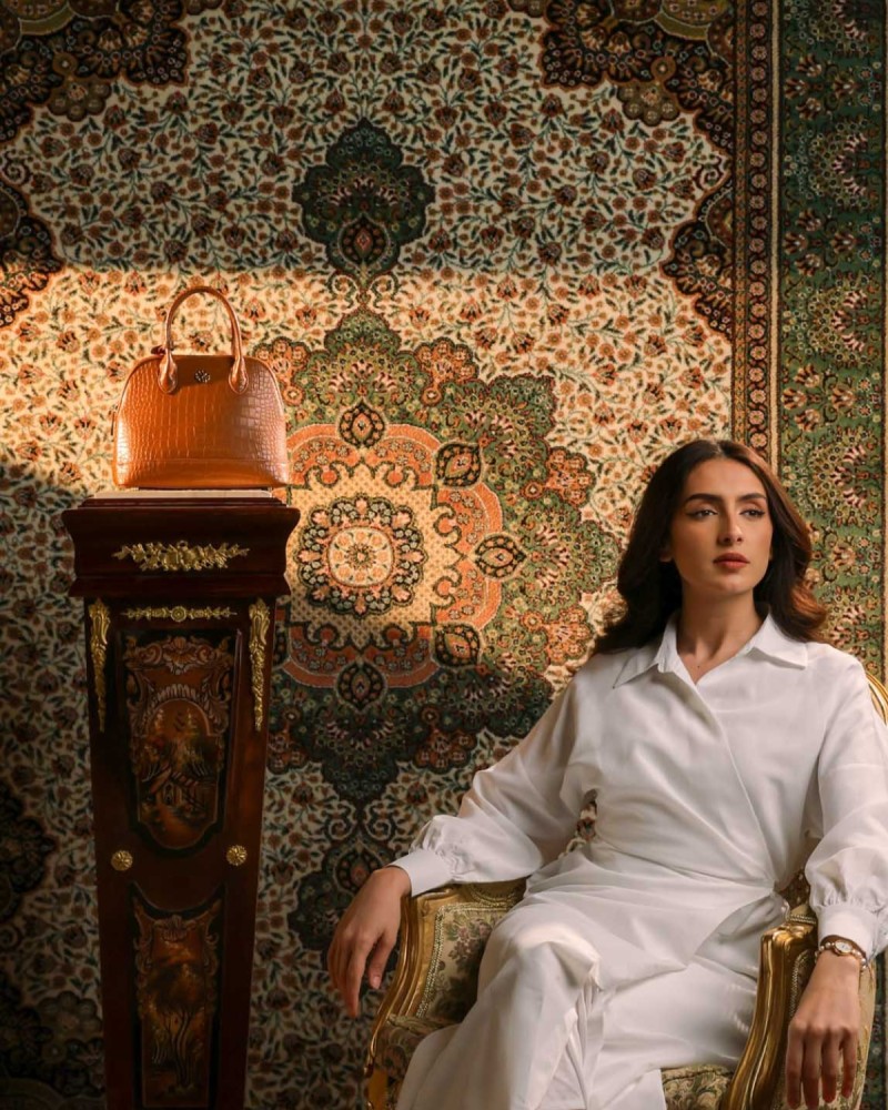 شنطة نسائية أنيقة من الجلد بلون بني