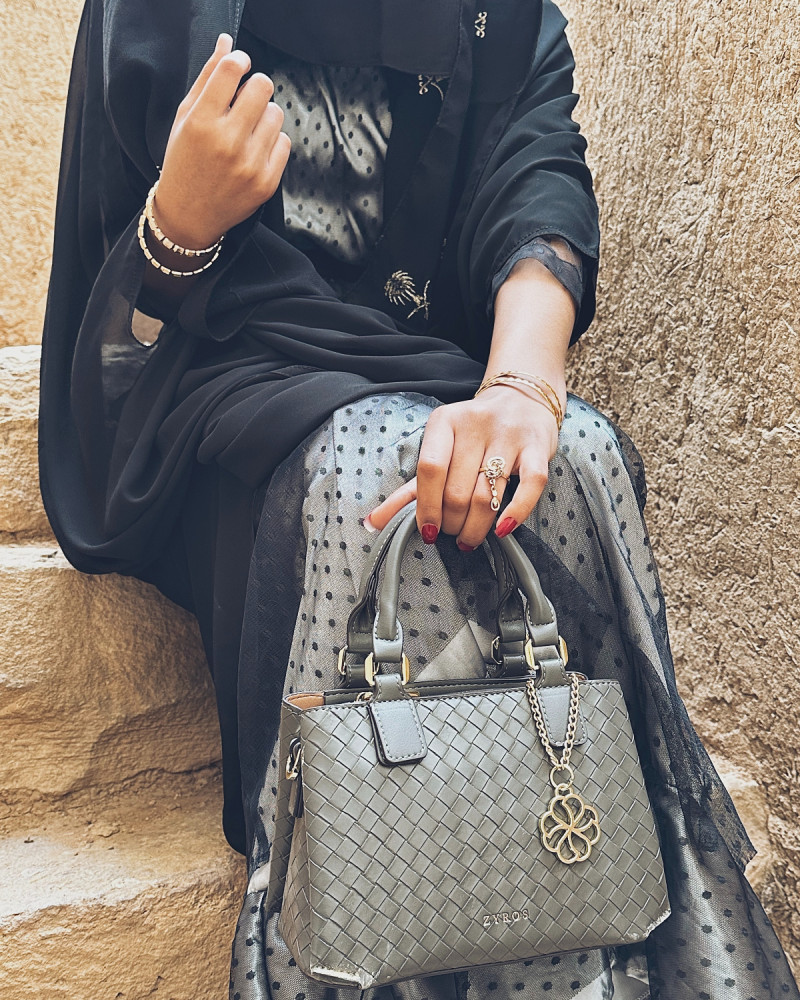 شنطة نسائيه من الجلد بلون رمادي
