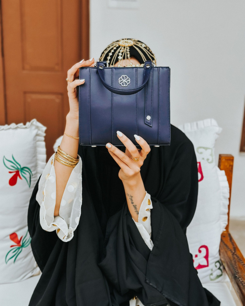 شنطة نسائيه من الجلد بلون أزرق