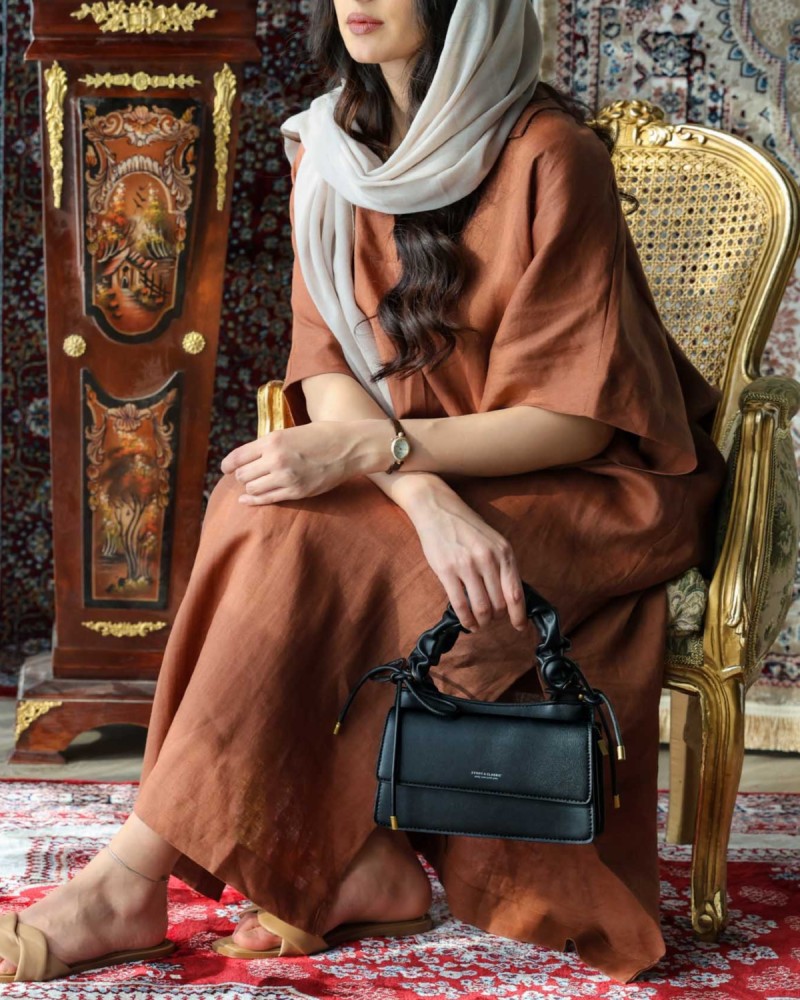 شنطة نسائية بتصميم مميز بلون أسود