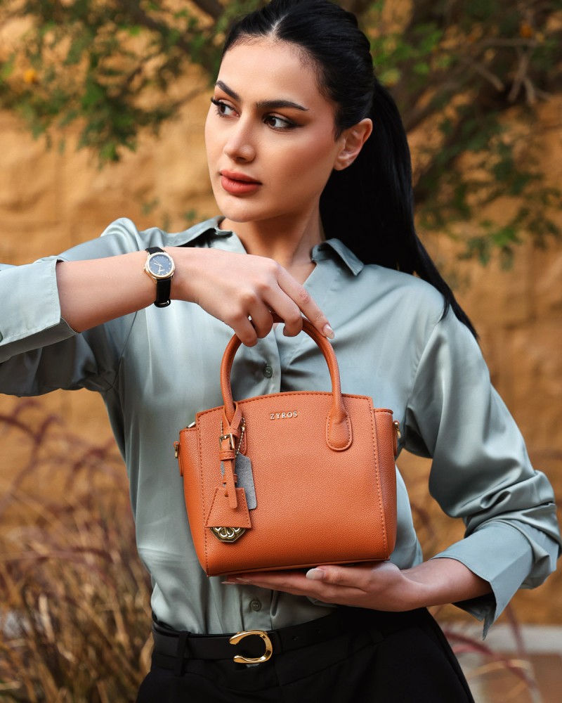 شنطة نسائية عصرية بلون بني