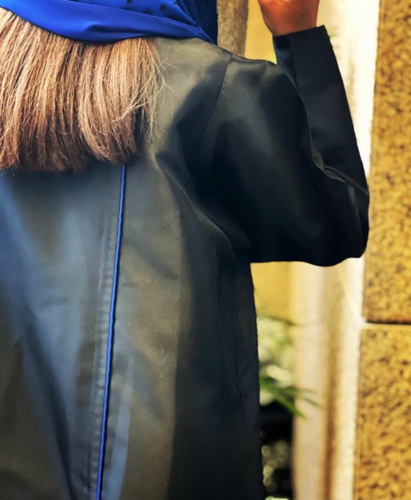 عباية صيفية عملية القماش تفته اسود محدد بكحلي مع طرحة مشجرة