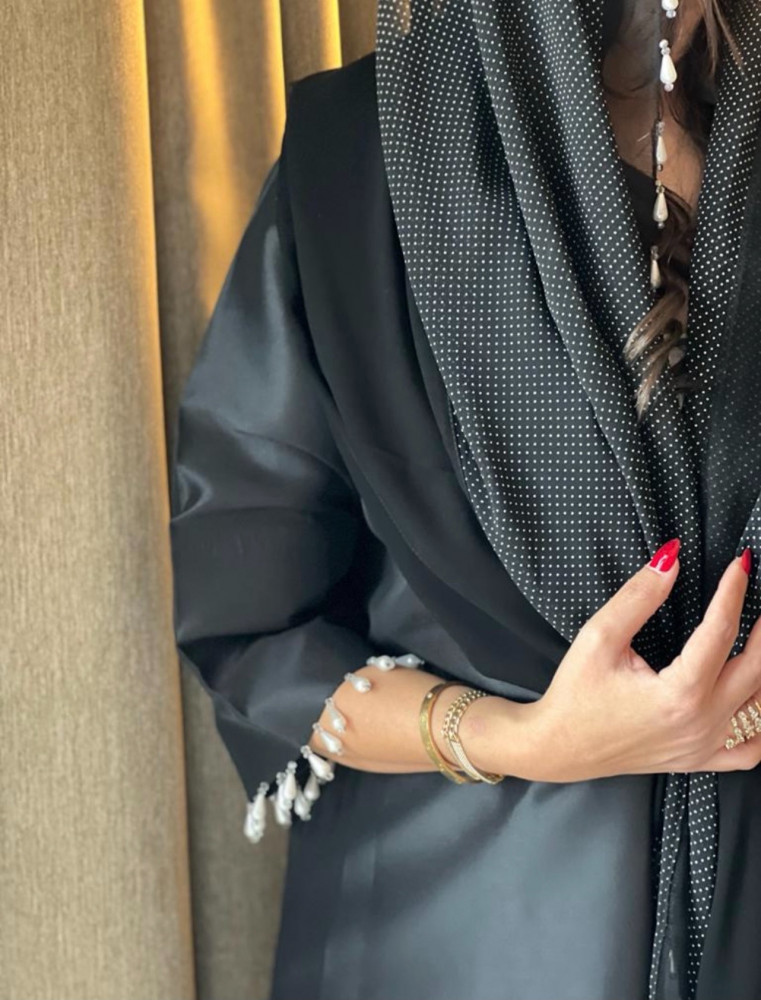 عباية مميزة القماش تفته اسود وعلى الأكمام والطرحة شك لولو