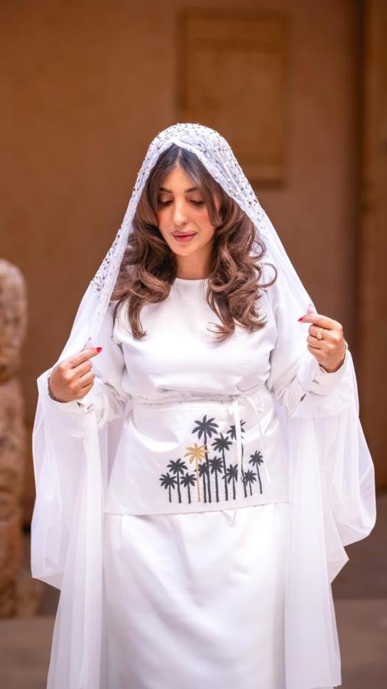 طقم 3 قطع أبيض فستان وحزام شك نخل اخضر وذهبي