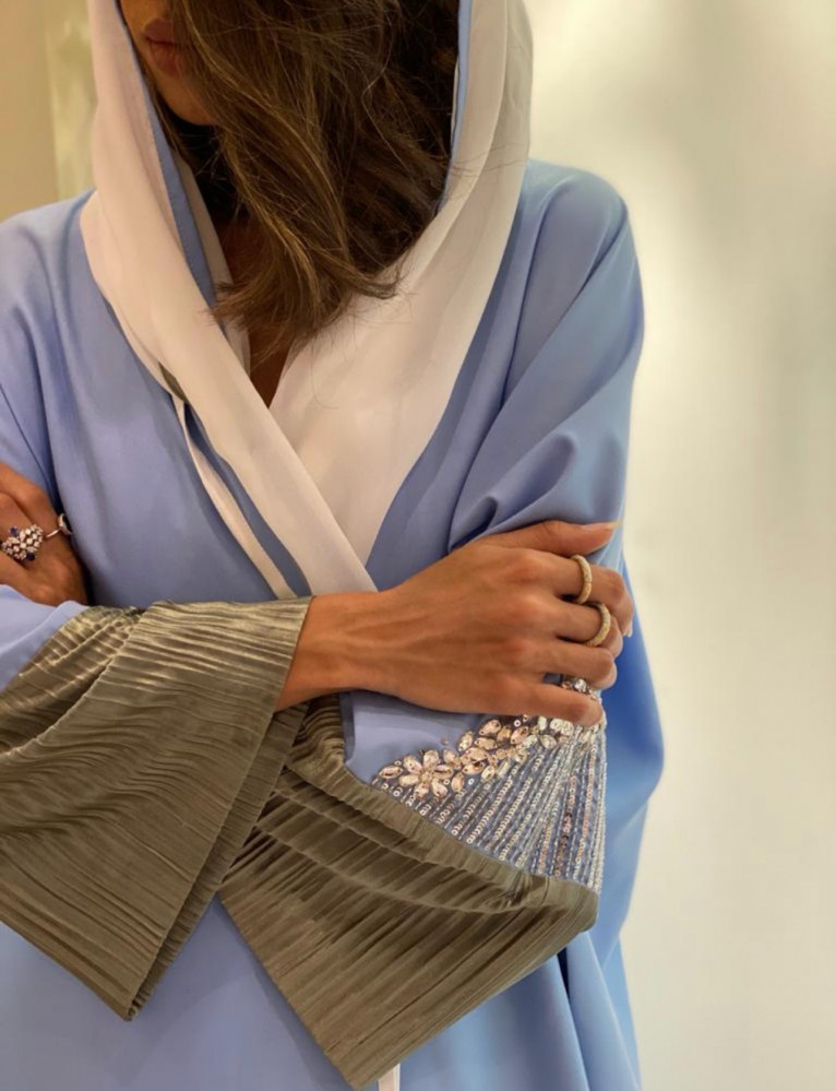 عباية فاخرة باللون السماوي مع شك فضي