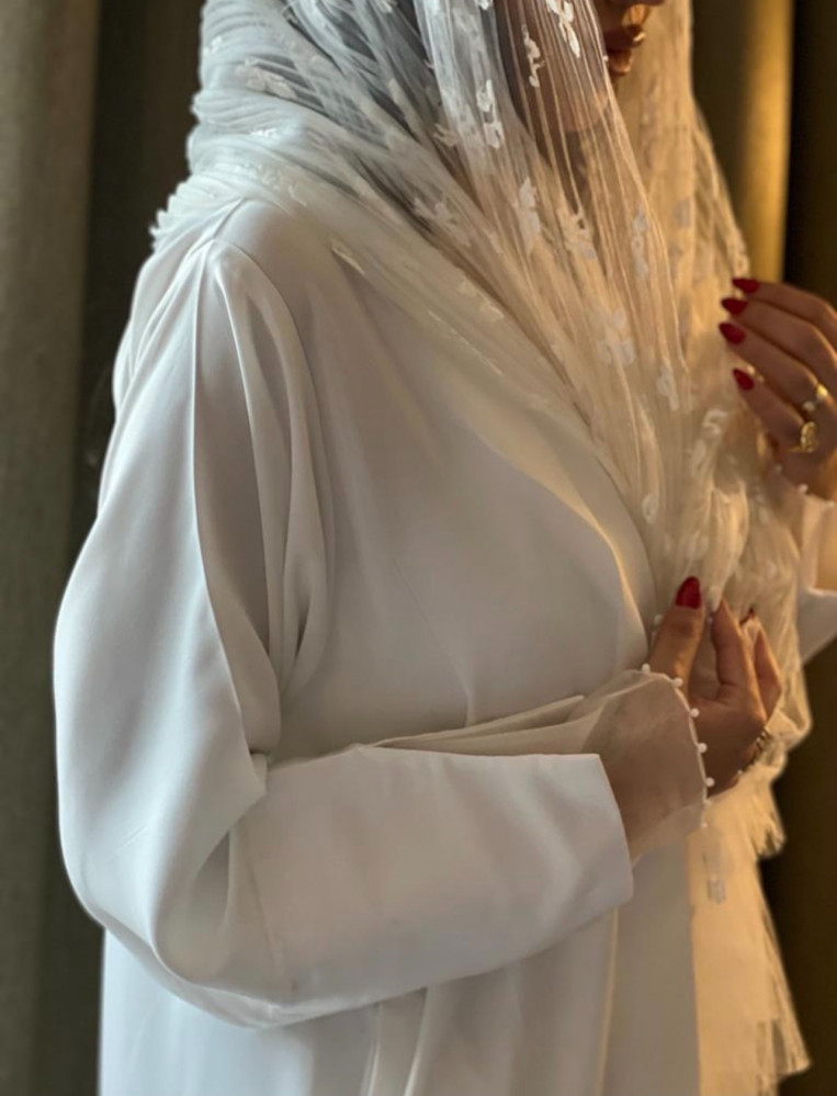 عباية عملية اللون سكري وعلى الأكمام شك (وتوفر طرحة بديلة سكري سادة)