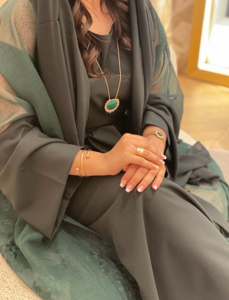 جلابية و عباية لنن اخضر مع فستان  داخلي