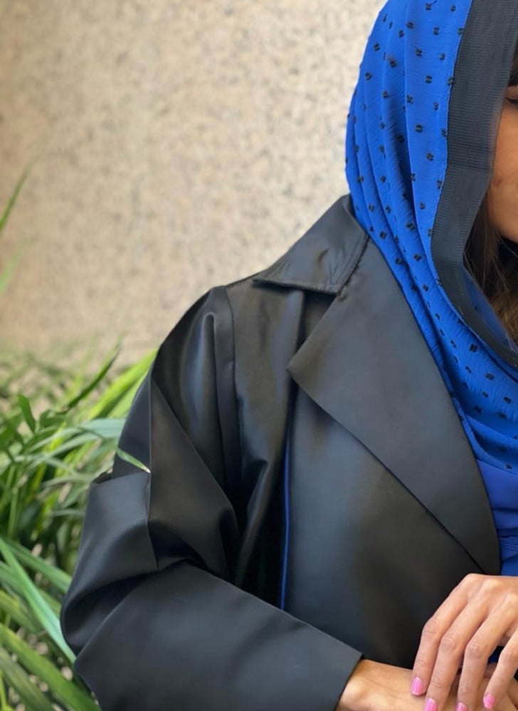 عباية صيفية عملية القماش تفته اسود محدد بكحلي مع طرحة مشجرة