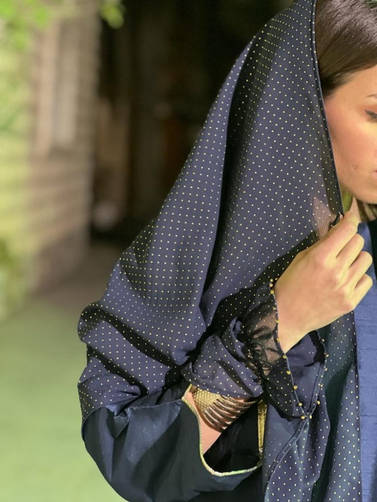 فستان فاخر القماش تفته كحلي مع طرحة كحلي منقط ذهبي وعلى الاكمام شك ذهبي