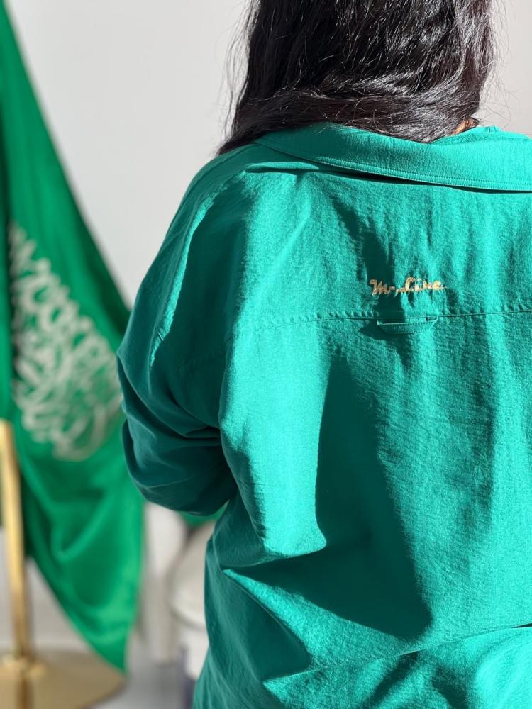 قميص مميز اللون اخضرّ مع شك ذهبي