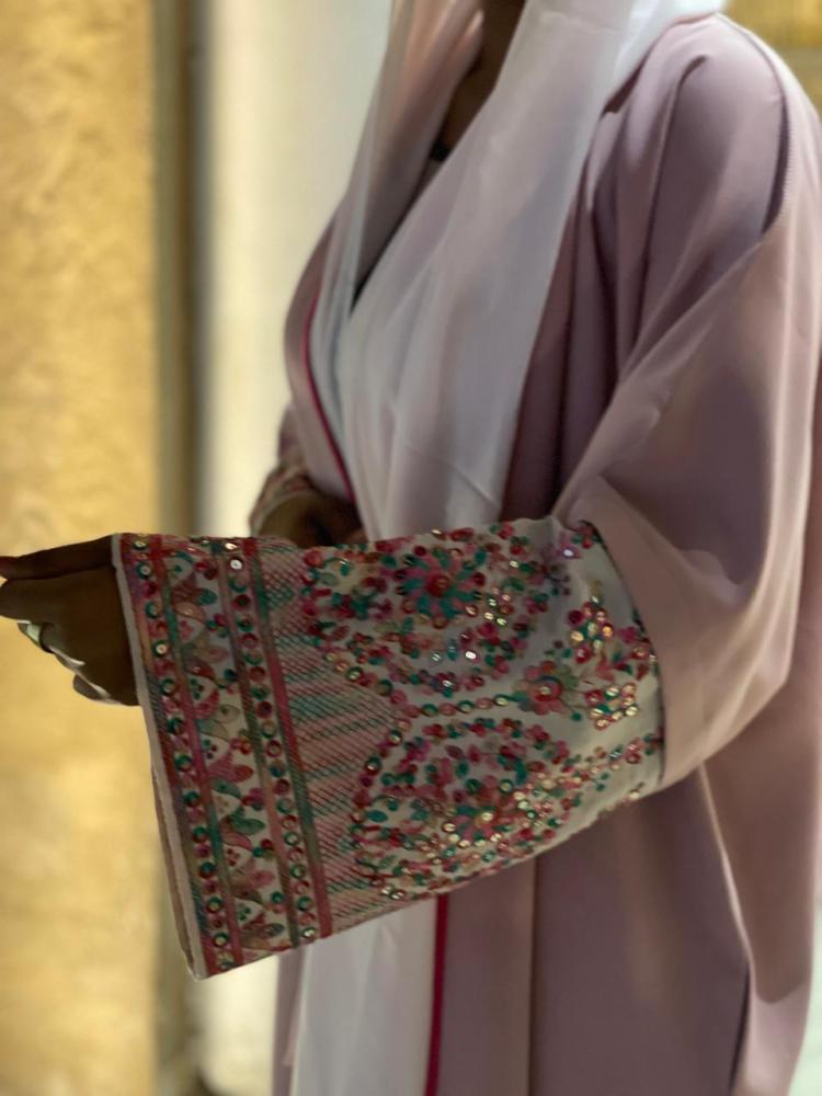 عباية فاخرة القماش كريب وردي والأكمام لنن مع شك وتطريز