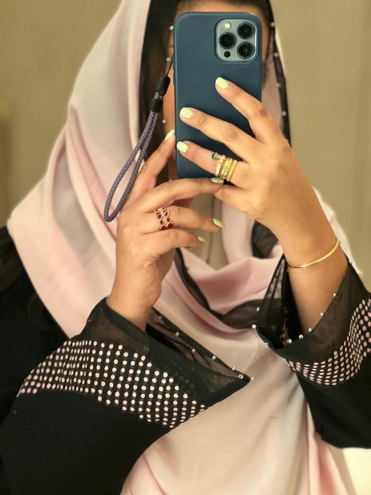 عبايه كريب حرير اسود مع اطراف وردي فاتح