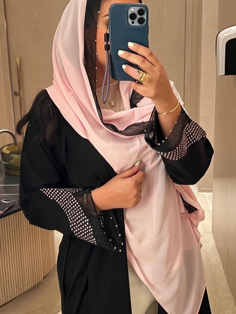 عبايه كريب حرير اسود مع اطراف وردي فاتح