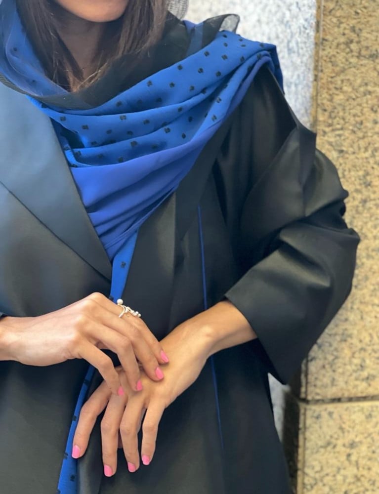 عباية صيفية عملية القماش تفته اسود محدد بكحلي مع طرحة مشجرة