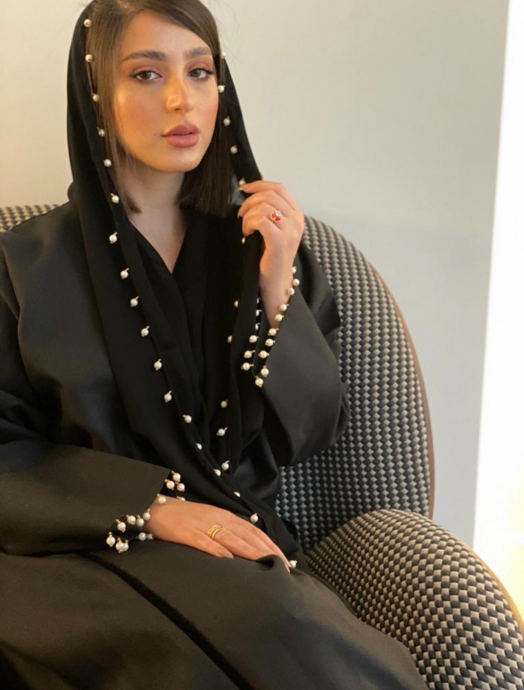 عباية مميزة وعمليه القماش كريب كتان اسود مع شك لولو