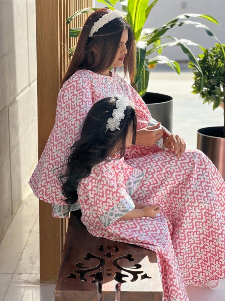 جلابية للأطفال اللون مشجر وردي مع شك فضي