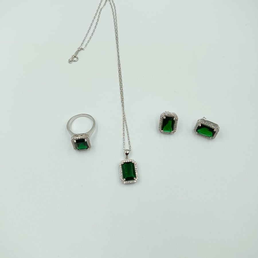 A set adorned with green crystal stones, pure silver, 925 karat