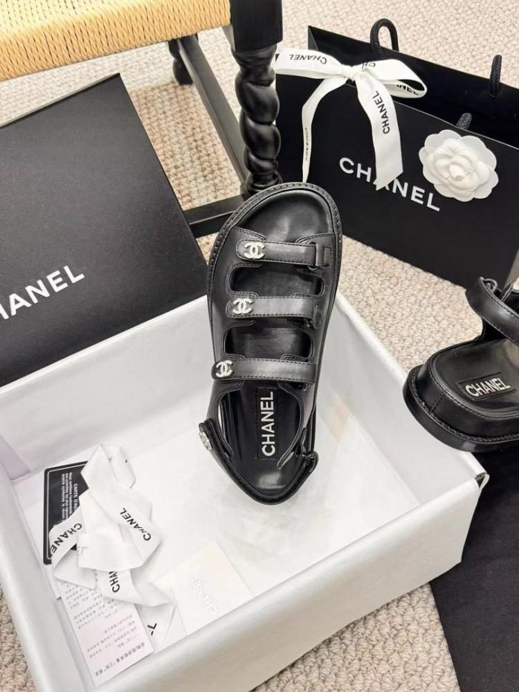CHANEL heels