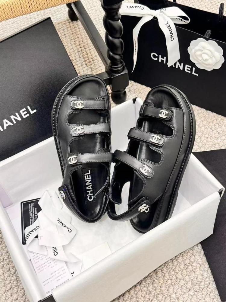 CHANEL heels
