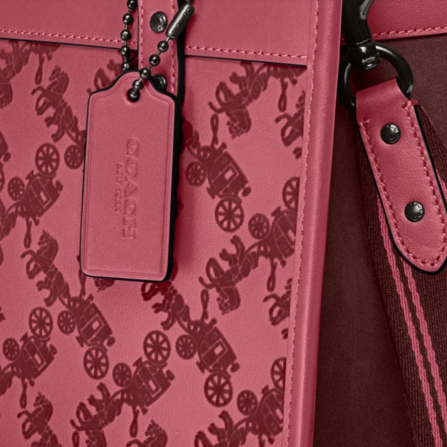 Field Tote 22 With Horse And Carriage