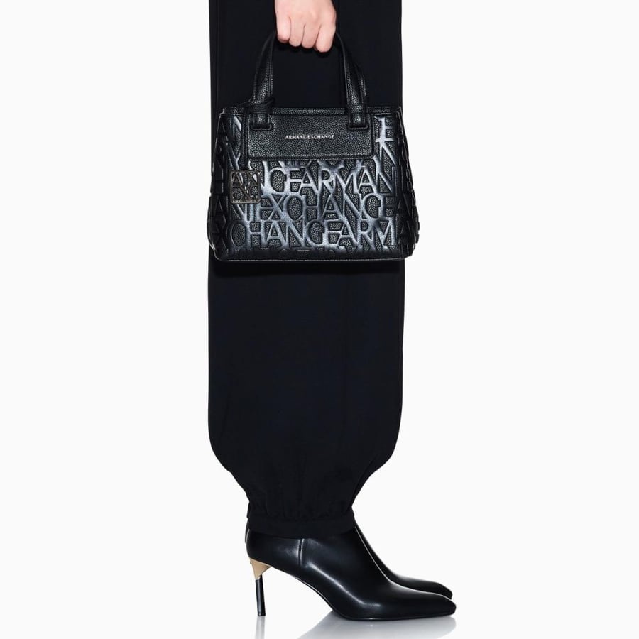 SHOPPERS IN TECHNICAL FABRIC
