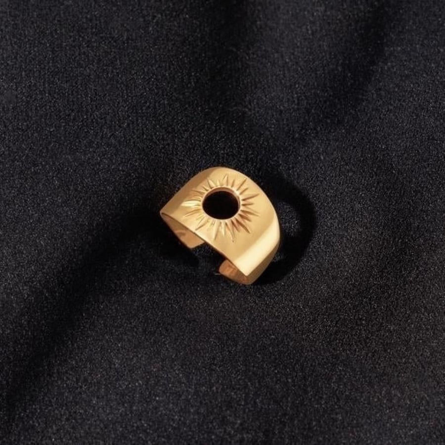 خاتم شمس ذهب صافي عيار 21    الوزن : 4.25g