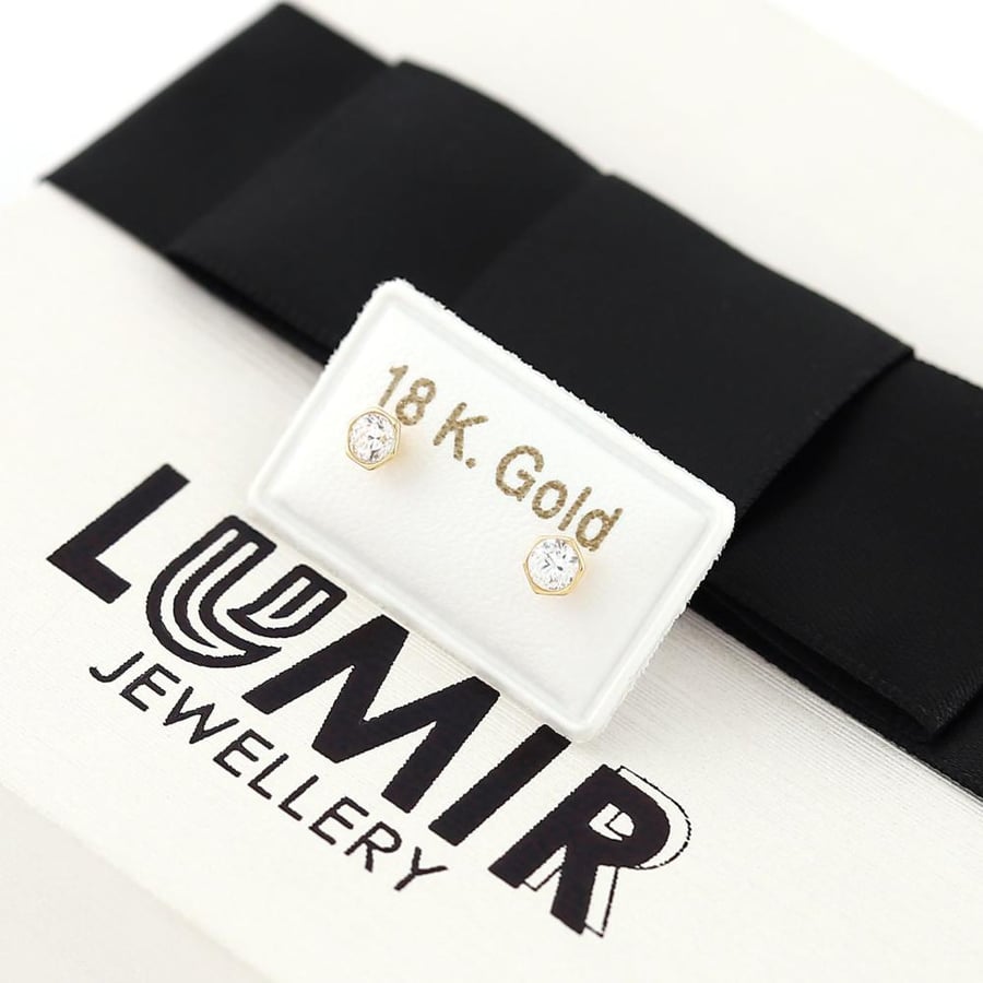 حلق ذهب طبي عيار 18  تصميم الماس