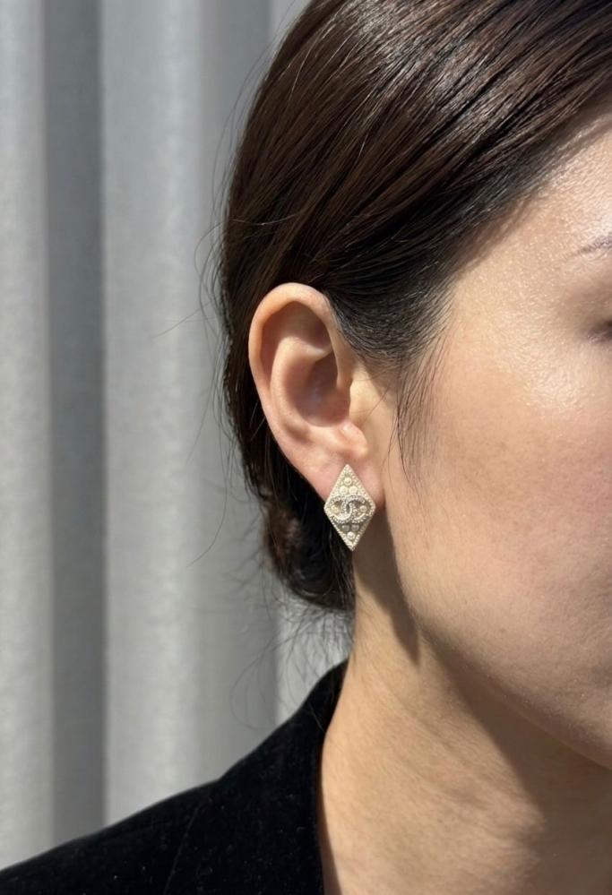 Chanel Diamond Shape Pearl CC Earrings
