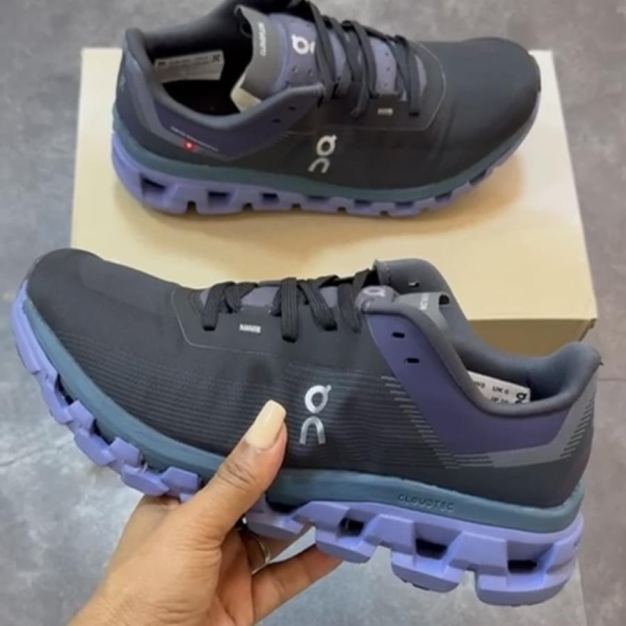 On Running Cloudstratus low-top sneakers