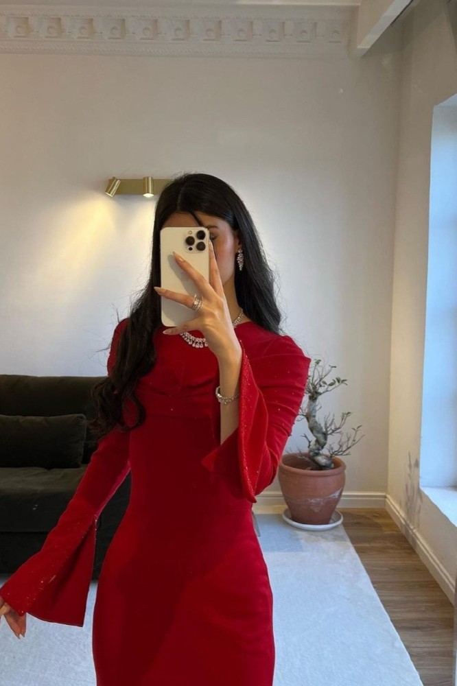 فستان احمر ضيق بذيل و اكمام طويلة ( 181 )